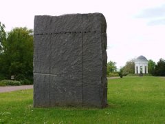 Granitblock von Ulrich Rückriem documenta 7 in 1982